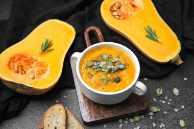 Kabak çorbası, kabak çorbası ve koyu arkaplanda ekmek.