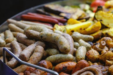 Markette leziz ızgara sosisler, pişmiş patatesler ve mantarlar..