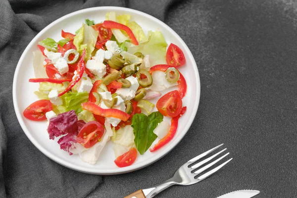 Domates kırmızısı biberli marul salatası ve Akdeniz mutfağı için zeytin konsepti