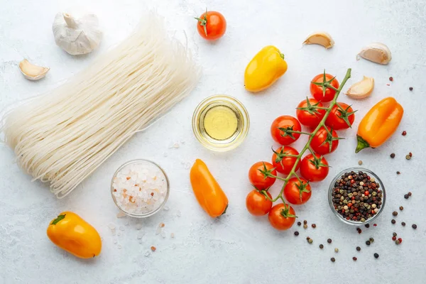 Erişte, tuzlu biber, domates ve yağlı beyaz arka plan.