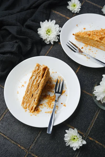 Napolyon keki beyaz tabakta çatallı, puf böreği kremalı, zarif tatlı