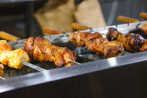 Altın sarısı sulu tavuk ya da metal şişler üzerinde domuz eti parçaları kavurucu bir ızgaranın üzerinde yavaşça pişiyor..