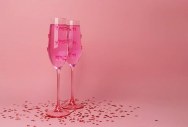 Bu romantik içeceklerde küçük kalp konfetileri var. Sevgi dolu bir tost için mükemmel..