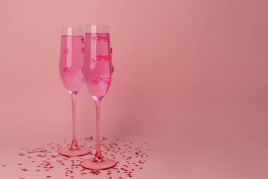 Bu şenlikli pembe içecekler ve kalp konfetileri güzel, romantik bir ortam yaratıyor..