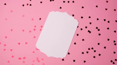 Sevgililer Günü için pembe üzerinde romantik kalp şekilleriyle çevrili boş dekoratif etiket