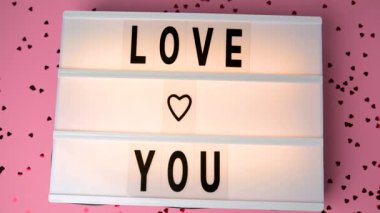 Sevgililer Günü için pembe arka planda 