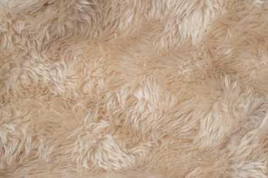 Bu sahte kürk tekstili rahatlatıcı ve davetkar bir yüzey sağlıyor. Sıcaklık ve tasarım için mükemmel..