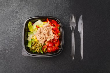 Akdeniz mutfağı veya sağlıklı beslenme konsepti için marullu, domatesli, kırmızı biberli ve yeşil zeytinli ton balığı salatası.