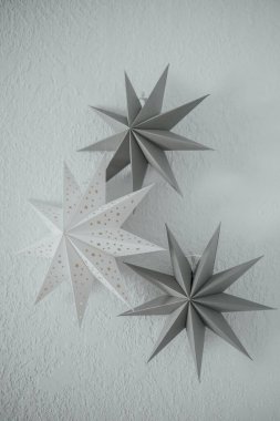 Güzelce katlanmış kağıt yıldızlar, altın aksanlı olanlar dahil, romantik ortamları aydınlatır..