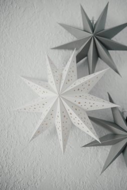 Parlak altın noktalı narin kağıt yıldızlar sevimli, minimalist bir dekorasyon sağlar..