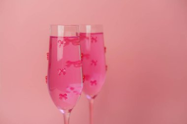 Minik fiyonklarla süslenmiş bu pembe içecekler hoş ve sevgi dolu bir kutlama vadediyor..