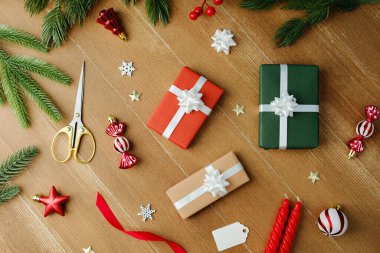 Ahşap bir yüzeye yerleştirilmiş bayram hediyeleri ve dekorasyonları kutlamaya hazırlanıyor..