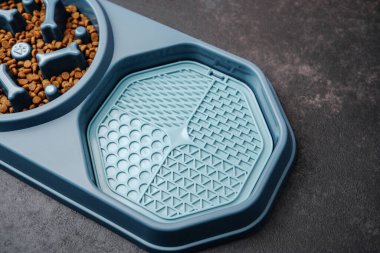 Koyu arka planda yemek bulmacaları için dokulu desenli evcil hayvan besleme kasesi..