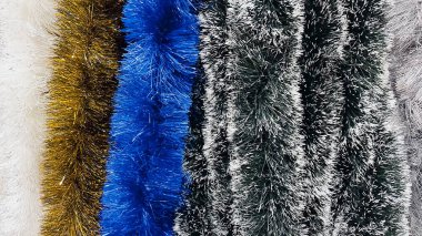 Şenlikli dekorasyon için beyaz mavi ve yeşil renklerle parıldayan parlak çelenklerin bir karışımı.