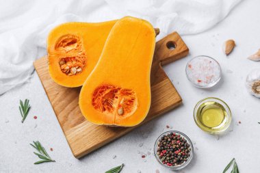 İçinde tuz, yağ, biber, sarımsak ve biberiye olan yarım tereyağlı ezme.