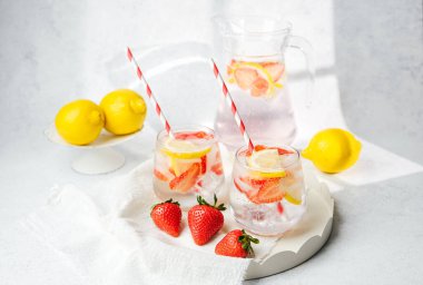 Limon dilimli taze narenciye ve yumuşak havluyla servis edilen buzlu buzlu buzlu meyve suyu.