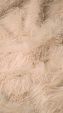 Zarif yumuşak pofuduk lüks krem bej sahte kürk tekstil malzemesi. Dalgalı desenli.