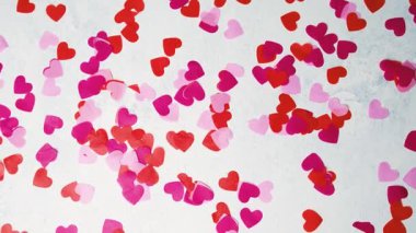 Parlak kırmızı ve pembe kalp konfetisi güzel bir Sevgililer Günü romantik geçmişi için dağıtıldı.