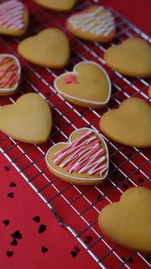 Sevgililer Günü kutlamaları için çok sayıda pembe ve kırmızı kalp konfeti parçaları dağıtıldı.