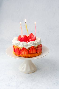Doğum günü çilekli pasta ve mumlar. Parti kutlaması için tatlı konsepti.