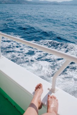 Ferahlatıcı okyanus spreyleri ve uzak kıyılarla huzurlu bir yaz gezisinin tadını çıkar..