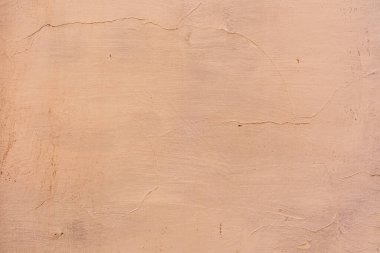 Kırsal yapı ve eskimiş mimari konsepti için çatlakları olan bej boyalı duvar