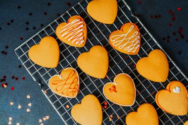 Sevimli kalp kurabiyeleri, taze pişmiş ve güzel dekore edilmiş, harika bir Sevgililer Günü tatlısı olur..
