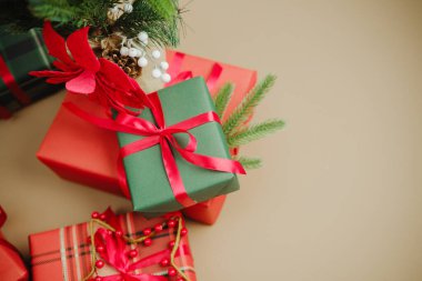 Kırmızı ve yeşil kurdelelerle sarılmış bayram hediyeleri.