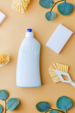 Yeşil yapraklı şeftali arkaplanda fırça ve süngerle temiz şişe..