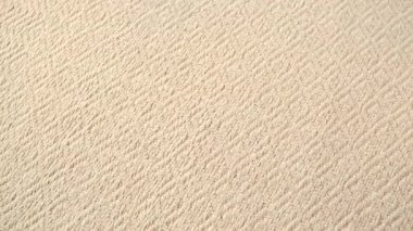 Doğal bej desenli kumaş, tekrar eden elmas desenli. Tepeden yakından bak.