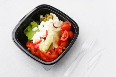 Çeşitli ıspanaklı feta feta Yunan salatası ton balığı salatası ve siyah kaplarda salata salatası yemek veya yemek hazırlama konsepti için.