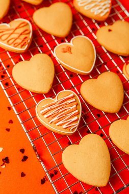 Zarif krema desenli el yapımı kalp bisküvileri aşkı ve sevgiyi simgeler..