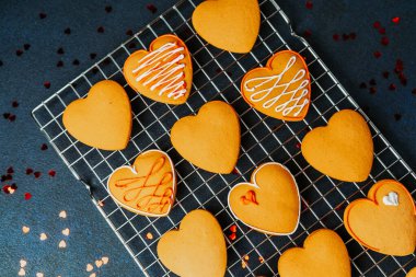 Sevimli kalp kurabiyeleri, taze pişmiş ve güzel dekore edilmiş, harika bir Sevgililer Günü tatlısı olur..