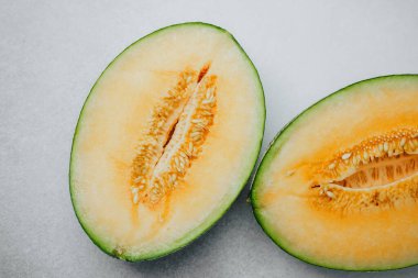 Tüm karpuz ikiye bölünmüş parlak turuncu et ve tohumlar açık bir yüzeyde ortaya çıkıyor.