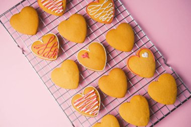 Kalp şeklinde leziz tatlılar, romantik bir jest ya da sevgililer günü kutlaması için ideal..