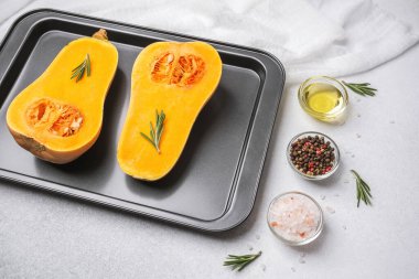 Biberiye, yağ, biber, biber ve deniz tuzu malzemeleriyle pişirilmiş tereyağlı kabak.