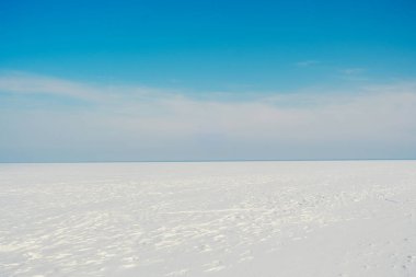 Dokunulmamış bu kışın dingin güzelliğini hisset. Sonsuz, canlı bir gökyüzü altında genişliyor..