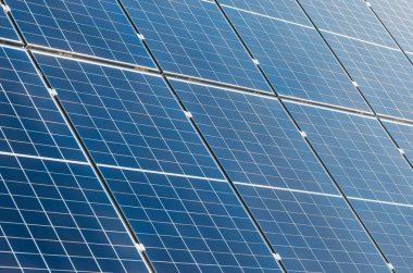 Güneş ışığını yansıtan bu diziler, enerji bağımsızlığı ve sürdürülebilirlik yolunda hayati bir adımı temsil ediyor..