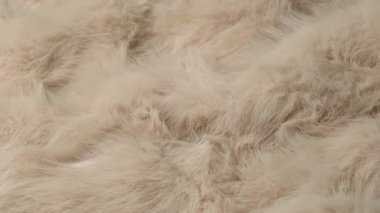 Kusursuz yumuşak yumuşacık bej sahte kürk tekstil arkaplan malzemesi yumuşak dalgalarla