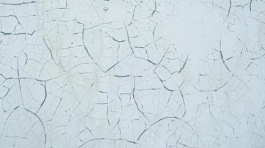 Kırık buz yüzeyi dokusunun soyut detaylı incelemesi, karmaşık doğal kış şablonlarını ortaya çıkarıyor.