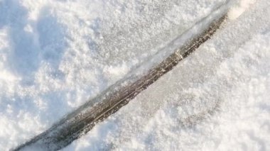 Doğal donmuş kış manzarası taze beyaz kar yüzeyinde uzun ve berrak bir buz çizgisini gösteriyor.