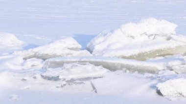 Tamamıyla el değmemiş beyaz karla kaplı büyük parçalanmış buz bloklarının yer aldığı detaylı doğal kış manzarası.