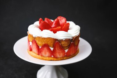 Beyaz pasta üzerine çilekli pasta. Parti masası dekorasyonu veya kutlama menüsü için tatlı standı.