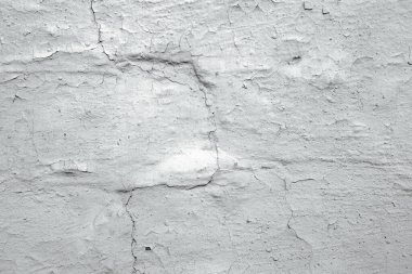 Kabataslak yüzeyi ve görülebilir kusurları olan beyaz boyanmış duvar dokusu.