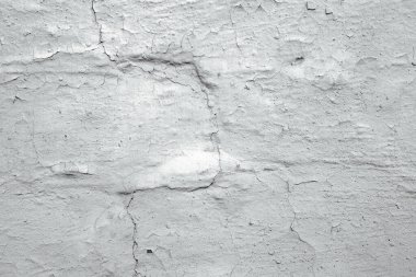 Kabataslak yüzeyi ve görülebilir kusurları olan beyaz boyanmış duvar dokusu.