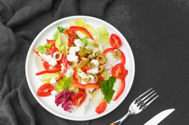 Domates kırmızısı biberli marul salatası ve Akdeniz mutfağı için zeytin konsepti