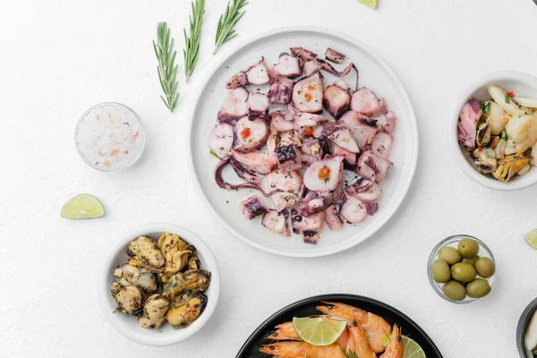 Açık büfe, yemek servisi ya da menü konsepti için beyaz masada karides ve ahtapot çeşitleri