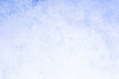 İnce mavi tonlar el değmemiş beyaz renge dönüşür ve hassas bir yüzey dokusunu ortaya çıkarır..