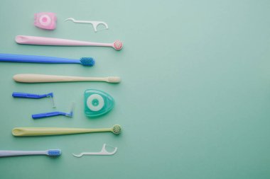 Diş fırçası, diş ipi ve diş fırçası gibi çeşitli diş bakım araçları düzenli olarak düzenlenmiştir.