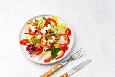 Domates kırmızı biberli marul salatası ve sağlıklı beslenme için zeytin konsepti veya gurme restoran fotoğrafçılığı.